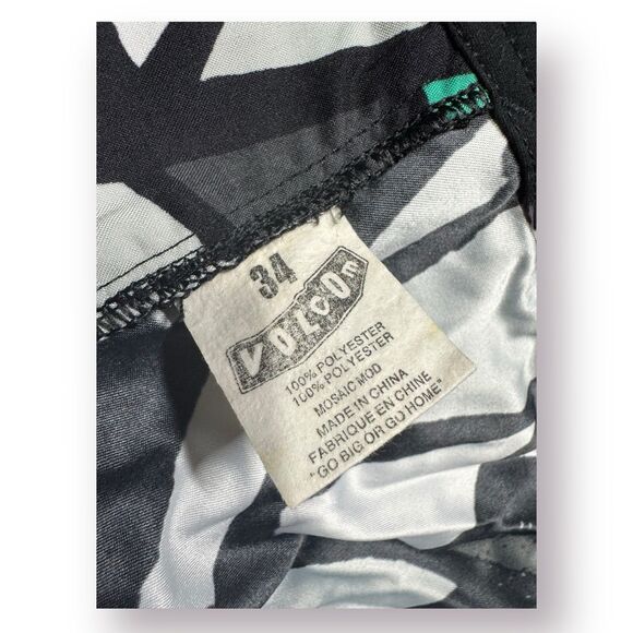 Volcom Green Black Board Shorts Size 34" Swim Trunks Retro Geometric‎ Y2K - Picture 5 of 5